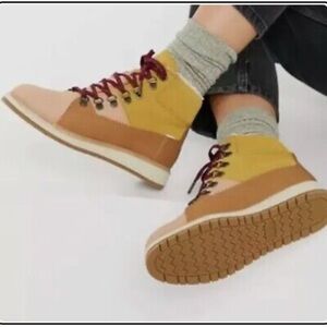 Toms Mesa Hiking Boots Honey Oil Nubuck Suede Shoes Women's Size 6 EUC